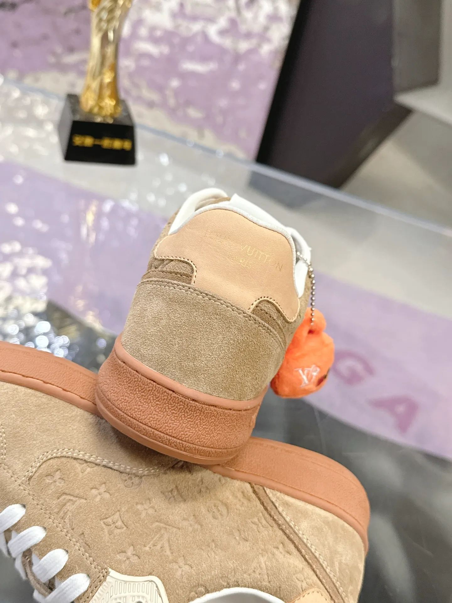 Men's shoes: 680💰 Louis Vuitton LV spring and summer new sports moral training shoes. It is hard to find one shoe at the counter. Each store has a limited quota. Many Internet celebrity fashion bloggers have planted grass. The original purchase is developed and perfected. Embossed logo brand elements embellish the upper and lightweight rubber outsole, and the classic moral training partition design (delivery is shown as a pendant). Fabric: Original imported cowhide. Lining: Original customized breathable mesh cowhide lining. Sole: Original molded T men's shoes 💰pU outsole material Size: 35-40 (41 customized)